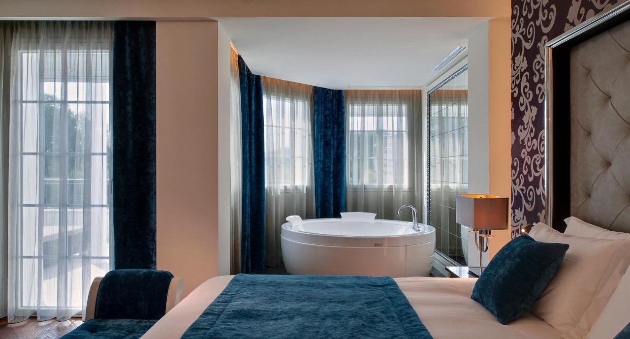 Queen Suite with Spa Bath
